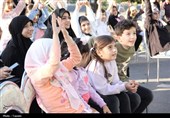 ائل‌گلی تبریز در تسخیر خنده‌های کودکان؛ اجرای برنامه نمایشی «تریلی سیار کانون»