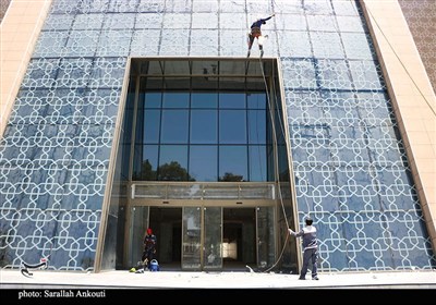 وقتی زمین دور می‌شود؛ روایت کارگرانی که آسمان محل کارشان است
