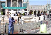 خدمت خادمان عراقی در حرم مطهر بانوی کرامت