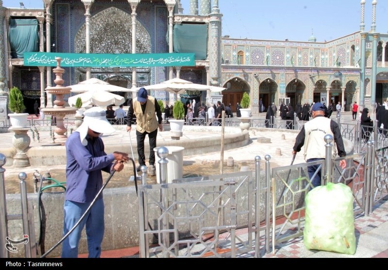 خدمت خادمان عراقی در حرم مطهر بانوی کرامت