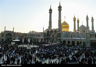 آیین تعویض پرچم گنبد حرم مطهر حضرت معصومه (س)
