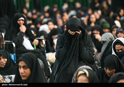 آیین تعویض پرچم گنبد حرم مطهر حضرت معصومه (س)