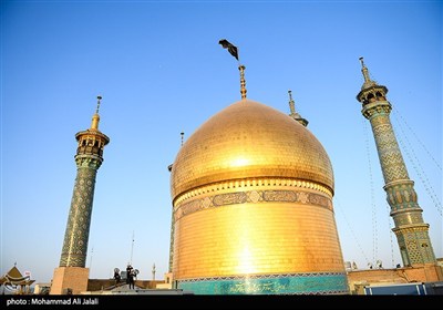 آیین تعویض پرچم گنبد حرم مطهر حضرت معصومه (س)