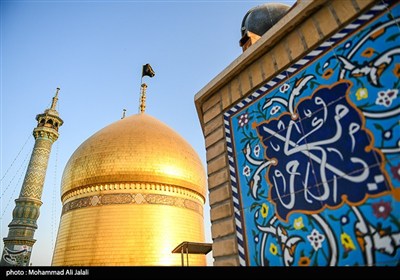 آیین تعویض پرچم گنبد حرم مطهر حضرت معصومه (س)