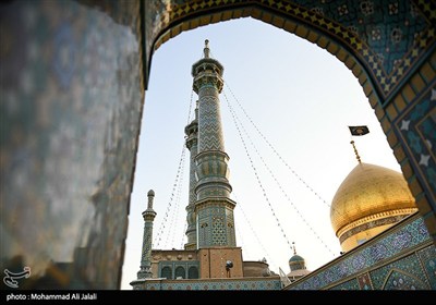 آیین تعویض پرچم گنبد حرم مطهر حضرت معصومه (س)