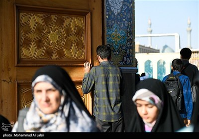آیین تعویض پرچم گنبد حرم مطهر حضرت معصومه (س)