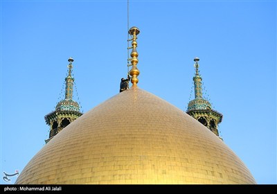 آیین تعویض پرچم گنبد حرم مطهر حضرت معصومه (س)