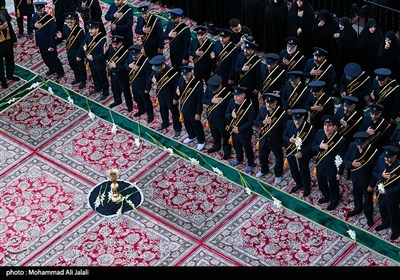 آیین تعویض پرچم گنبد حرم مطهر حضرت معصومه (س)
