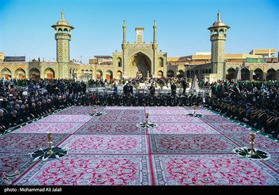 آیین تعویض پرچم گنبد حرم مطهر حضرت معصومه (س)