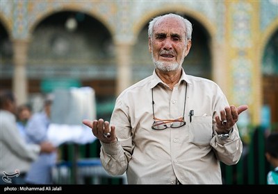 آیین تعویض پرچم گنبد حرم مطهر حضرت معصومه (س)