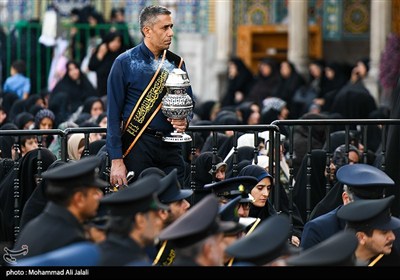 آیین تعویض پرچم گنبد حرم مطهر حضرت معصومه (س)