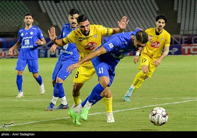 دیدار تیمهای فوتبال فجر شهید سپاسی و استقلال خوزستان