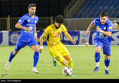دیدار تیمهای فوتبال فجر شهید سپاسی و استقلال خوزستان