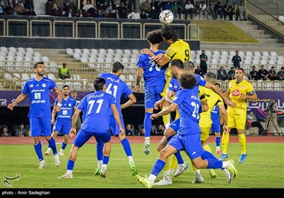 دیدار تیمهای فوتبال فجر شهید سپاسی و استقلال خوزستان