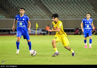 دیدار تیمهای فوتبال فجر شهید سپاسی و استقلال خوزستان