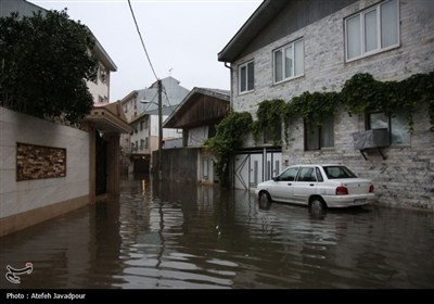 آب‌گرفتگی در بندر انزلی؛ 100 واحد مسکونی درگیر شدند