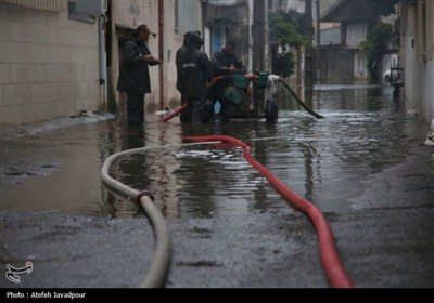 آب‌گرفتگی در بندر انزلی؛ 100 واحد مسکونی درگیر شدند