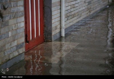 آب‌گرفتگی در بندر انزلی؛ 100 واحد مسکونی درگیر شدند