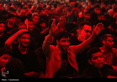 عزاداری جوانان در رثای حضرت معصومه(س) در حرم مطهر