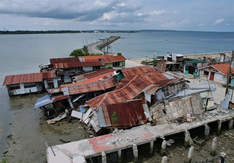 Typhoon Blows Into the Philippines
