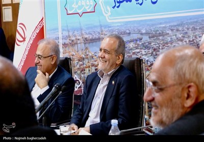 نشست رئیس‌جمهور با فرهیختگان و فعالان سیاسی، اجتماعی و فرهنگی استان هرمزگان
