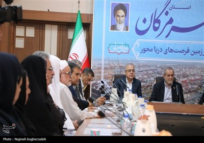 نشست رئیس‌جمهور با فرهیختگان و فعالان سیاسی، اجتماعی و فرهنگی استان هرمزگان