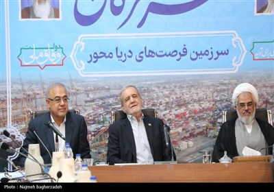 نشست رئیس‌جمهور با فرهیختگان و فعالان سیاسی، اجتماعی و فرهنگی استان هرمزگان