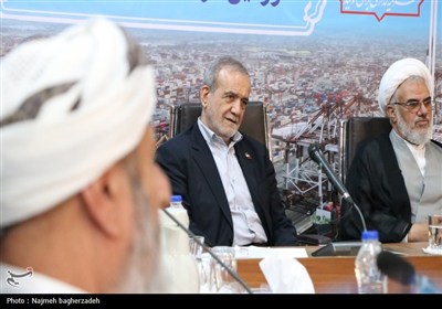 نشست رئیس‌جمهور با فرهیختگان و فعالان سیاسی، اجتماعی و فرهنگی استان هرمزگان