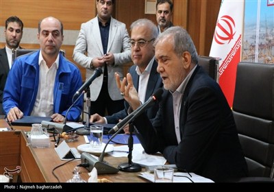 نشست رئیس‌جمهور با فعالان اقتصادی و سرمایه‌گذاران هرمزگانی