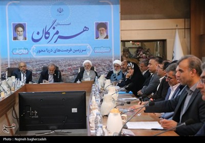 نشست رئیس‌جمهور با فعالان اقتصادی و سرمایه‌گذاران هرمزگانی
