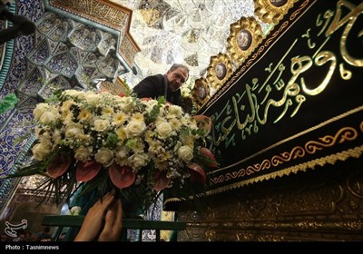 تعویض گلهای ضریح مطهر حضرت معصومه(س)