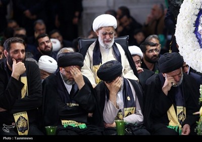آیین شمعدان‌ گردانی خادمان حرم حضرت معصومه(س)