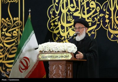 آیین شمعدان‌ گردانی خادمان حرم حضرت معصومه(س)