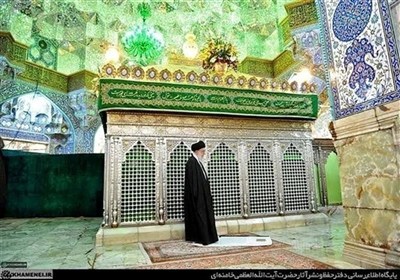 تصاویری دیده نشده از حضور رهبر انقلاب در حرم حضرت معصومه(س)