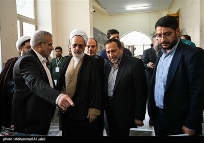  آیت الله اعرافی مدیر حوزه‌های علمیه کشور ، حمیدرضا مقدم فر مشاور رسانه ای فرمانده کل سپاه و مجید قلی زاده مدیرعامل خبرگزاری تسنیم در آیین رونمایی از صفحه حوزه و روحانیت خبرگزاری تسنیم - قم 
