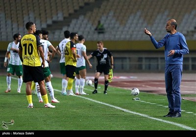 دیدار تیم‌های فوتبال سپاهان و ذوب‌آهن