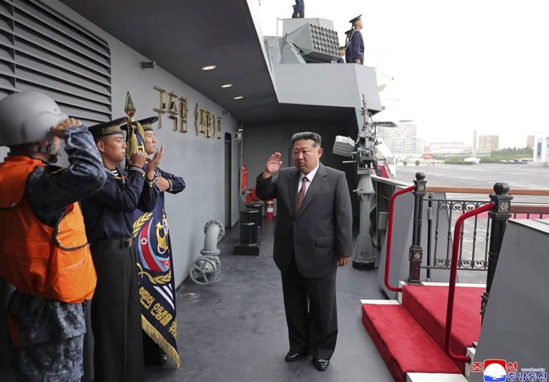هشدار کیم درباره تحریک‌های دشمن در بازدید از ناوشکن کره شمالی