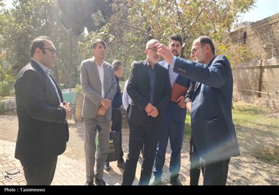 تجلیل از خادم برج طغرل- عکس صفحه استان تسنیم