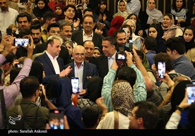 شب تجلیل از هوشنگ مرادی کرمانی در دیار کریمان- عکس صفحه استا ...