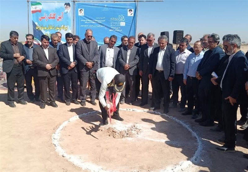 آیین کلنگ‌زنی نیروگاه خورشیدی ۵۰ مگاواتی در قرچک