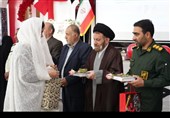 آیین اهدای جهیزیه در خرم‌آباد برگزار شد؛ لبخند زندگی بر چهره 100 نوعروس