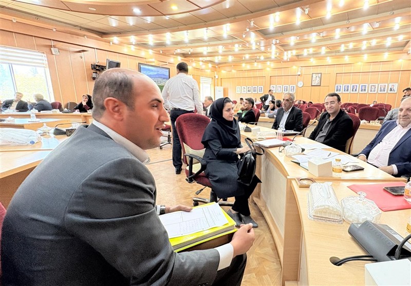 تصویری از ناکارآمدی؛ وقتی ژست‌های اداری بر مراجعات مردمی سایه می‌افکند!