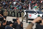 بدء عملیة تبادل الأسرى بین الفلسطینیین والإسرائیلیین/تسلیم الدفعة الأولى من أسرى الکیان للصلیب الأحمر