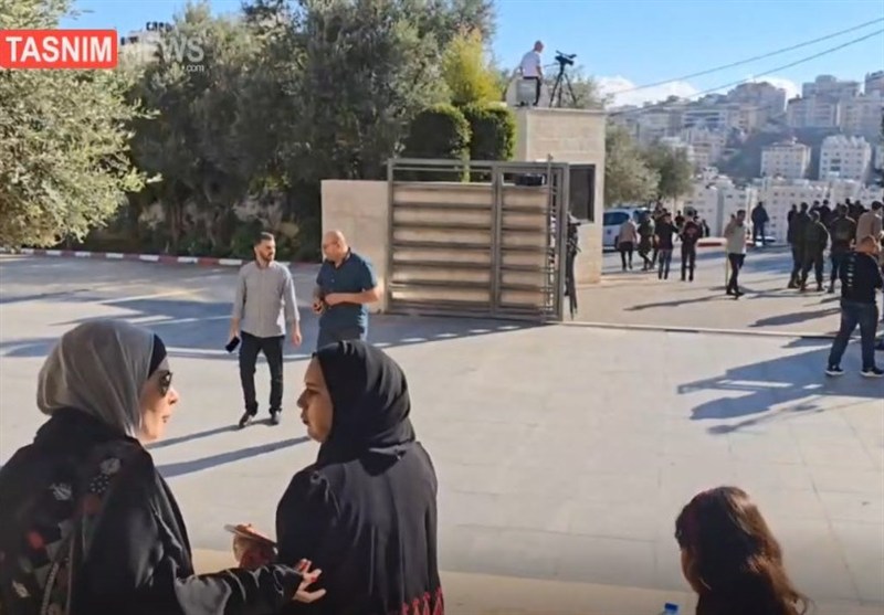 مراسلة تسنیم: عائلات الأسرى تنتظر أبناءها فی رام الله وسط استمرار العراقیل الإسرائیلیة