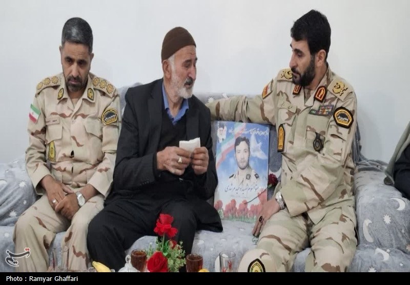 شهدا نماد اقتدار جمهوری اسلامی هستند/تجلیل از 2 خانواده شهید مرزبان قروه+تصویر