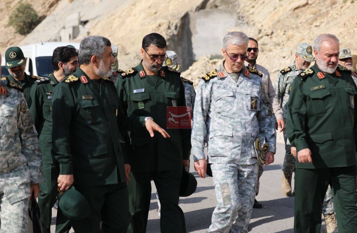 تصویری از فرمانده شهید محمد باقری در بازدید مناطق موشکی 2