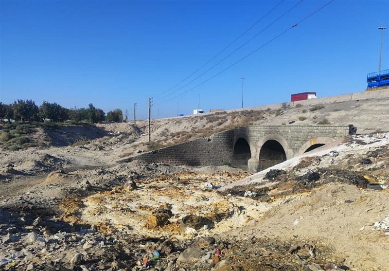 فاجعه زیست‌محیطی در نسیم‌شهر؛ تخلیه شبانه فضولات انسانی با تانکرهای بزرگ در رودخانه سیاه‌آب