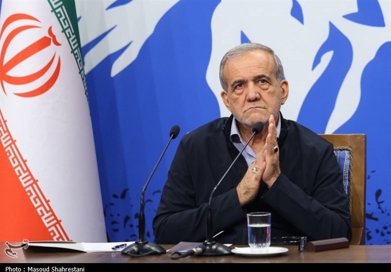 الرئيس بزشكيان : ربط شبكة السكك الحديدية بين إيران والعراق سيعزز العلاقات الاقتصادية في المنطقة