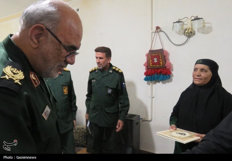 دیدار فرماندهان سپاه کشور با خانواده‌های شهدای بویراحمد+تصویر