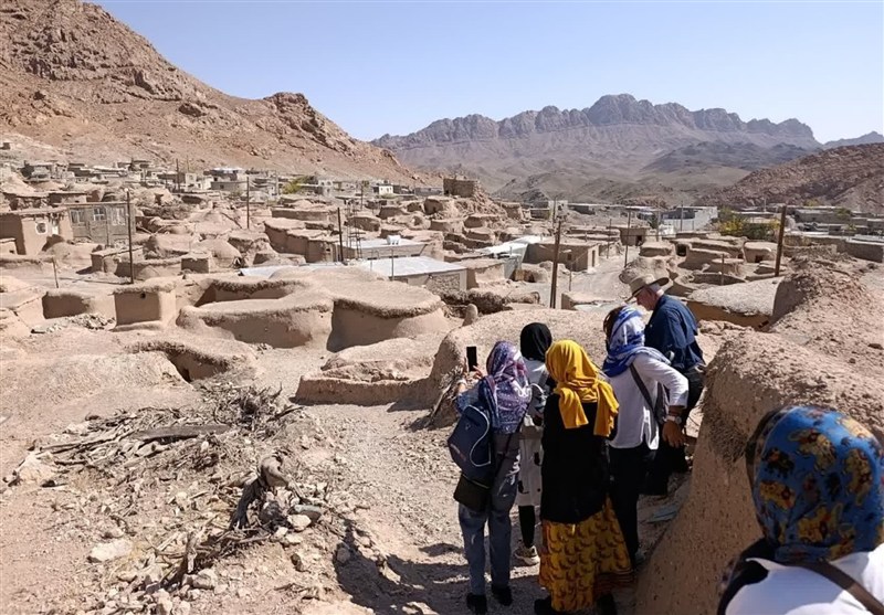 تقابل فرهنگ ایران و یونان در سایه قلعه‌های کهن و مزارع زرشک خراسان جنوبی